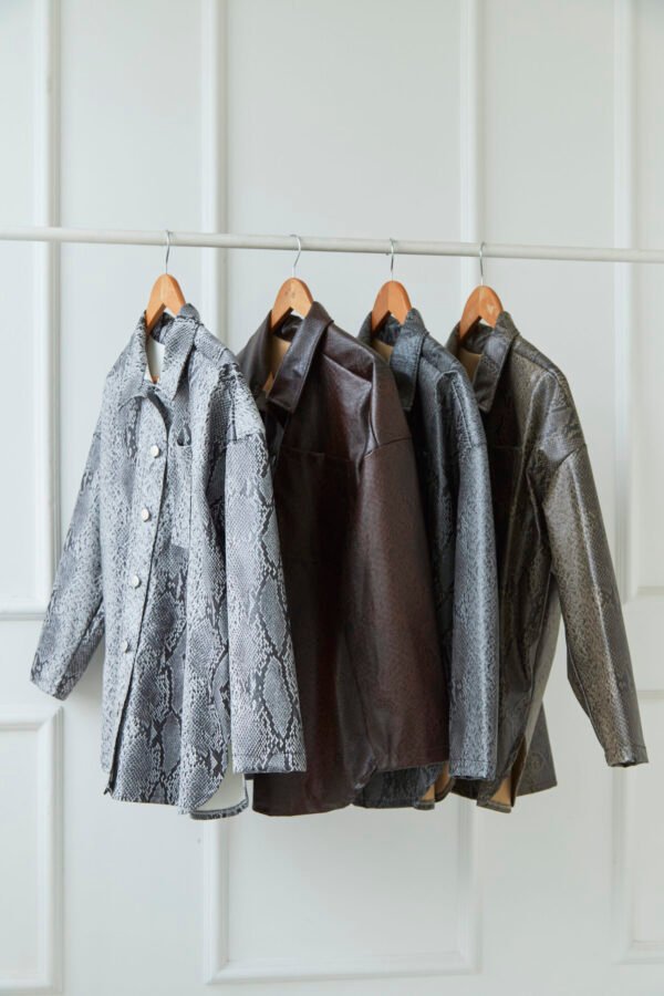 SOBRECAMISA OVERSIZE CUERINA SNAKE