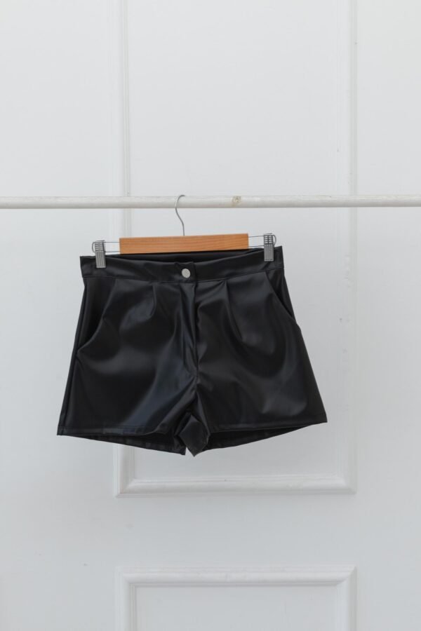 SHORT CUERINA CON PINZAS