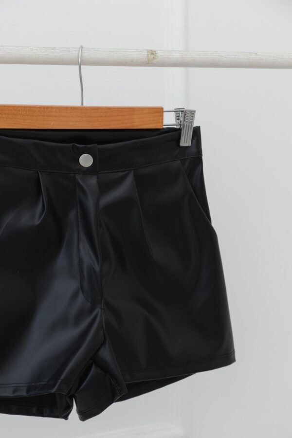 SHORT CUERINA CON PINZAS