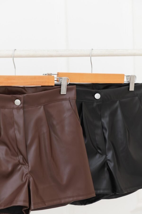 SHORT CUERINA CON PINZAS