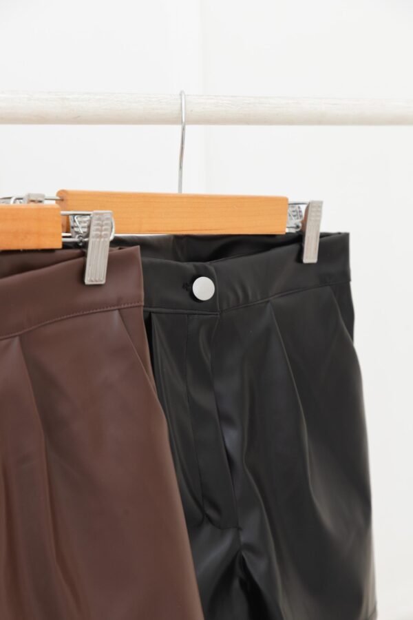 SHORT CUERINA CON PINZAS