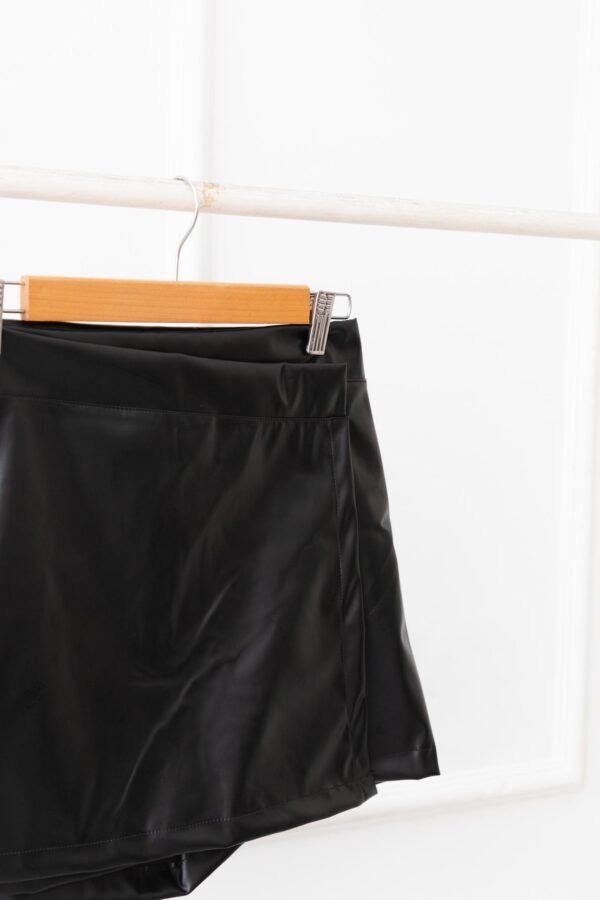 SHORT POLLERA CUERINA